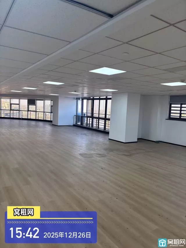 江北外滩写字楼银亿外滩大厦334平米朝江景办公室出租单价1.2元