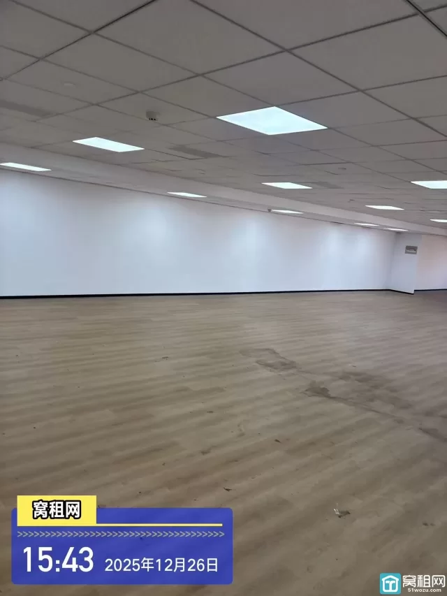 江北外滩写字楼银亿外滩大厦334平米朝江景办公室出租单价1.2元