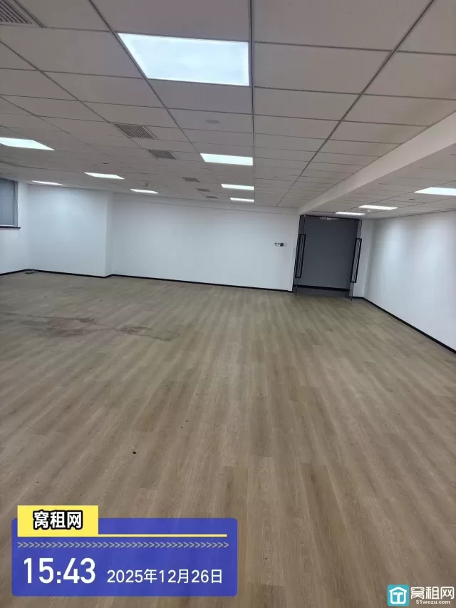 江北外滩写字楼银亿外滩大厦334平米朝江景办公室出租单价1.2元