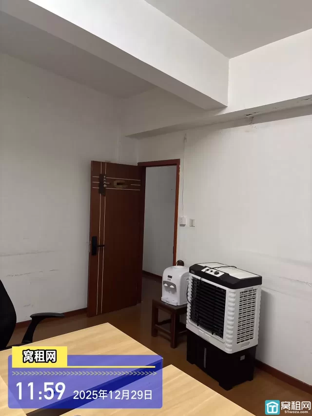 健宸大厦开发商直租办公室面积39平米租金1000元含物业费