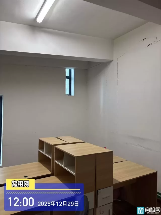 健宸大厦开发商直租办公室面积39平米租金1000元含物业费