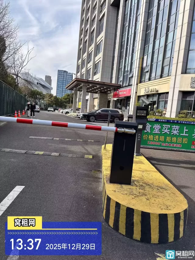 南部商务区附近联安文体大厦停车收费