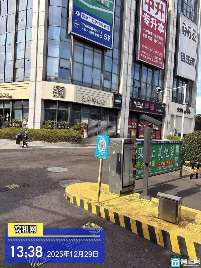 南部商务区附近联安文体大厦停车收费