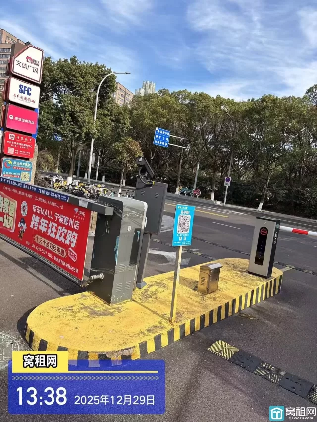 南部商务区附近联安文体大厦停车收费