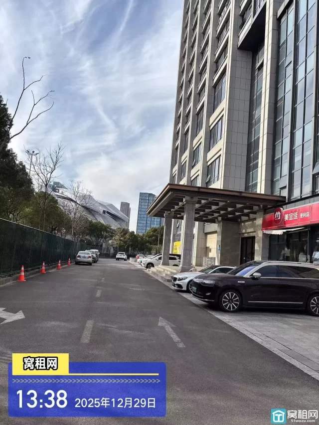 南部商务区附近联安文体大厦停车收费