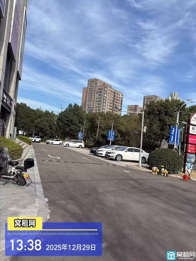 南部商务区附近联安文体大厦停车收费