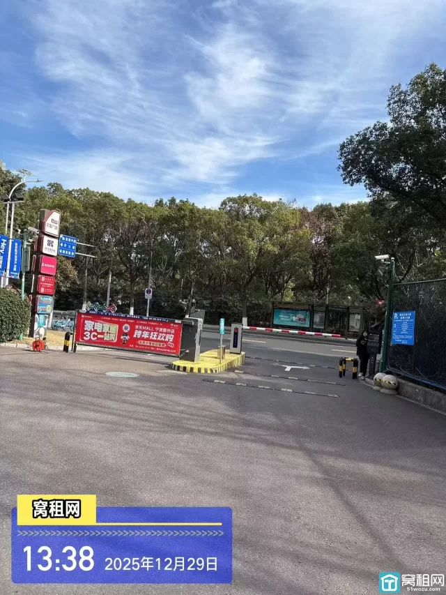 南部商务区附近联安文体大厦停车收费