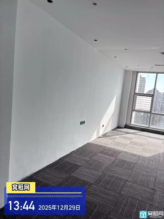 宁波铁建大厦隔壁联安文体70平朝南电梯口精装办公室出租