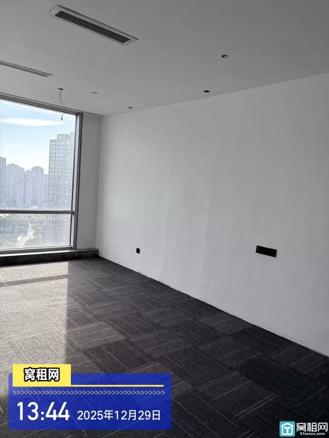 宁波铁建大厦隔壁联安文体70平朝南电梯口精装办公室出租