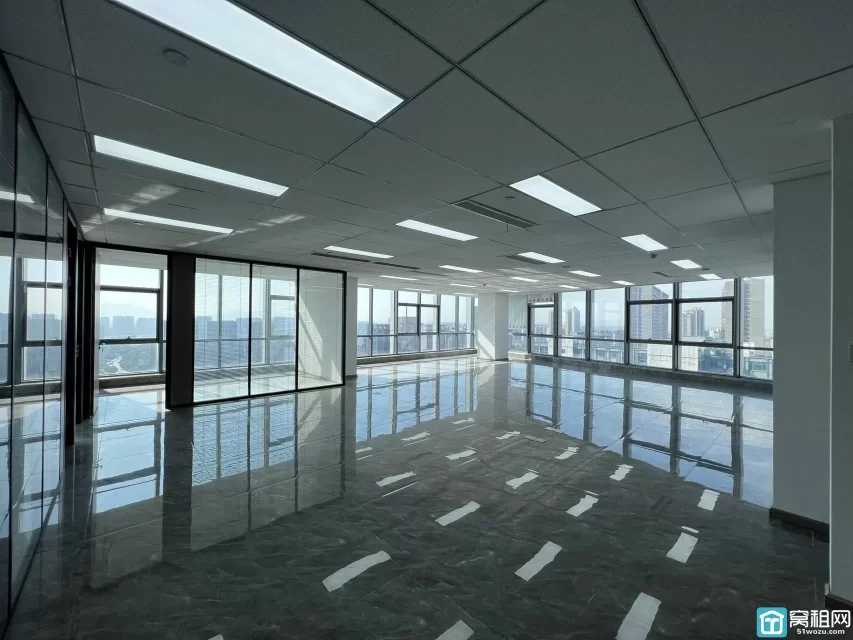出租罗蒙环球城附近星空国际260平精装办公室电梯口 四个隔间 有前台位 精装修 