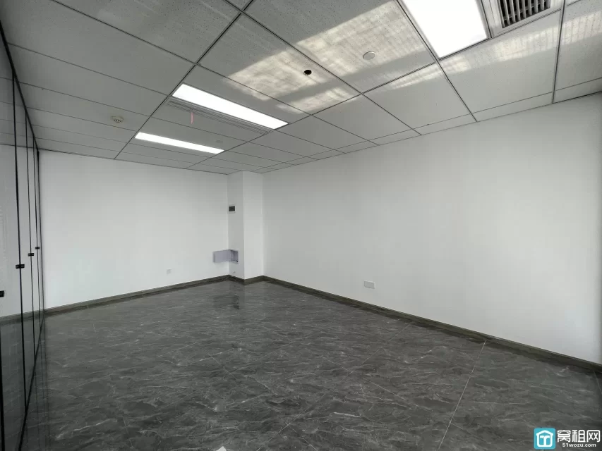 出租罗蒙环球城附近星空国际260平精装办公室电梯口 四个隔间 有前台位 精装修 