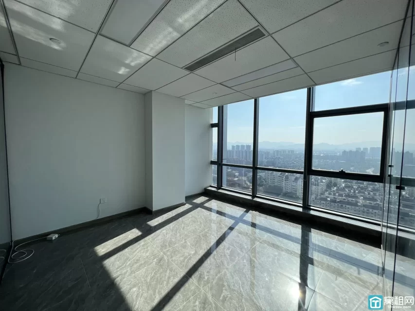 出租罗蒙环球城附近星空国际260平精装办公室电梯口 四个隔间 有前台位 精装修 