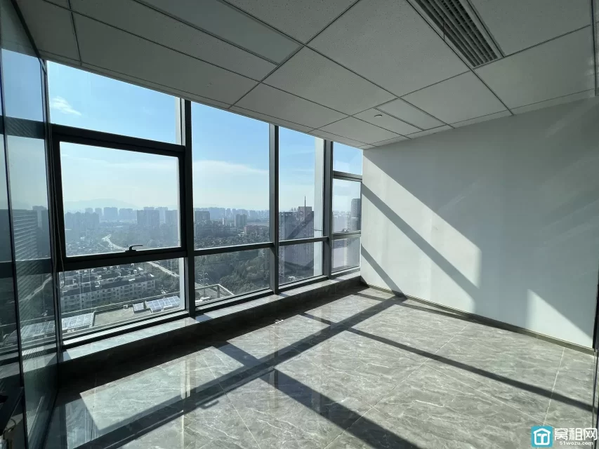 出租罗蒙环球城附近星空国际260平精装办公室电梯口 四个隔间 有前台位 精装修 