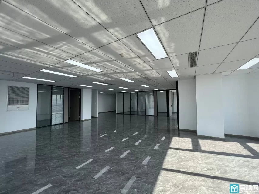 出租罗蒙环球城附近星空国际260平精装办公室电梯口 四个隔间 有前台位 精装修 