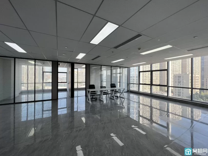 鄞州区天童南路际280平精装办公室推荐精装修3个隔间 东北朝向 落地窗