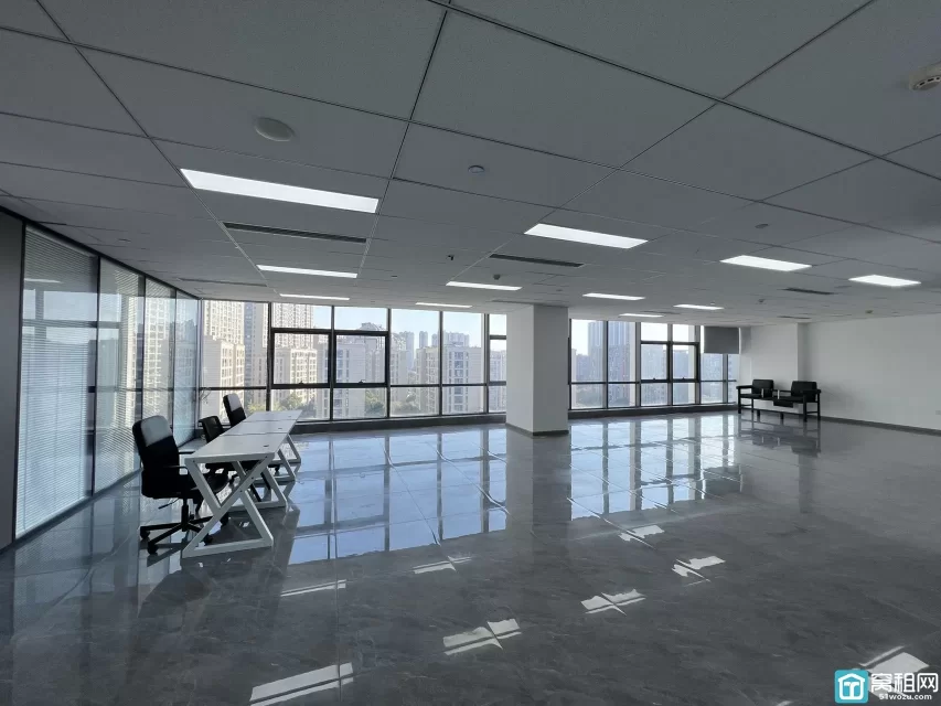 鄞州区天童南路际280平精装办公室推荐精装修3个隔间 东北朝向 落地窗