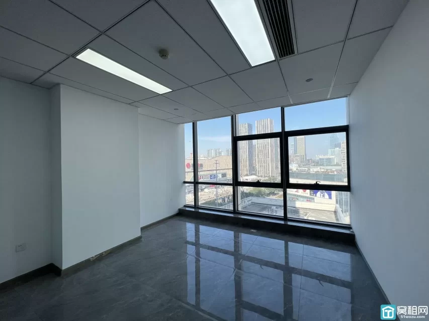 鄞州区天童南路际280平精装办公室推荐精装修3个隔间 东北朝向 落地窗