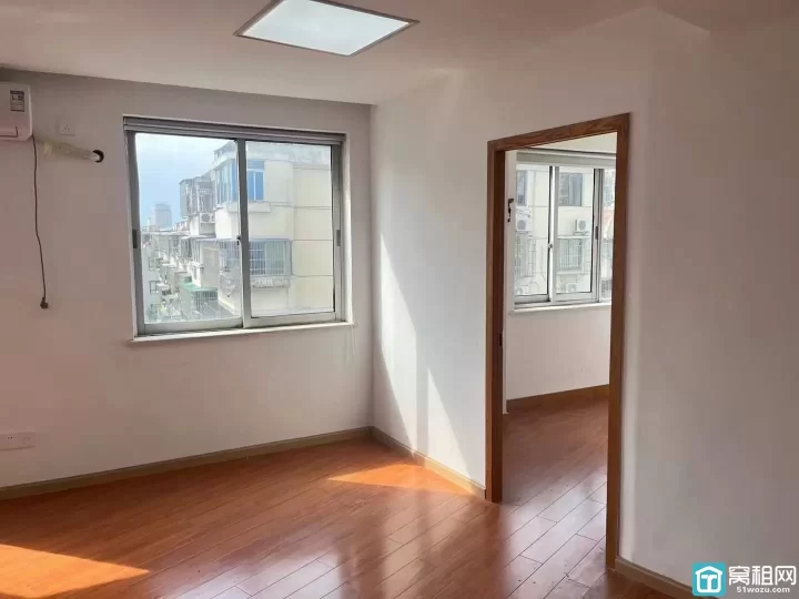 海曙灵桥路天封大厦58平方2200元每月办公室出租