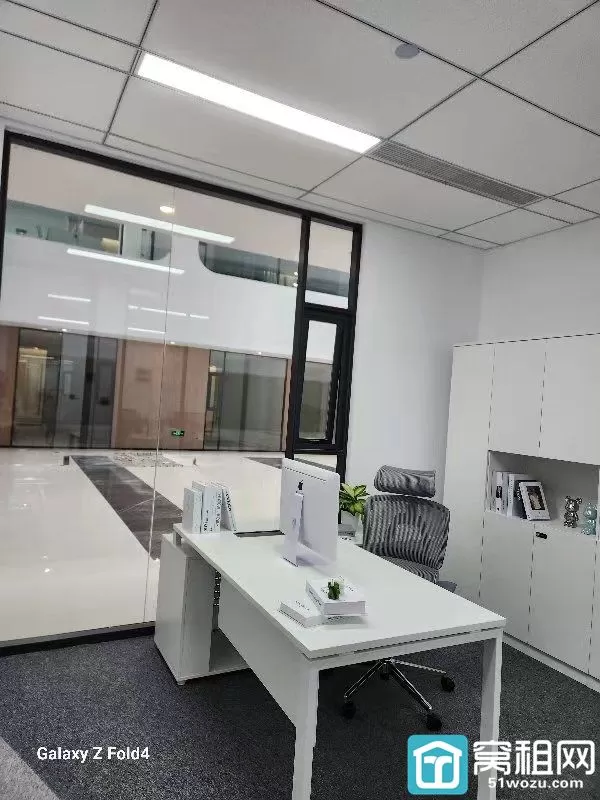 宁波5号线地铁口宁兴国贸大厦61平一个隔间全套家具出租