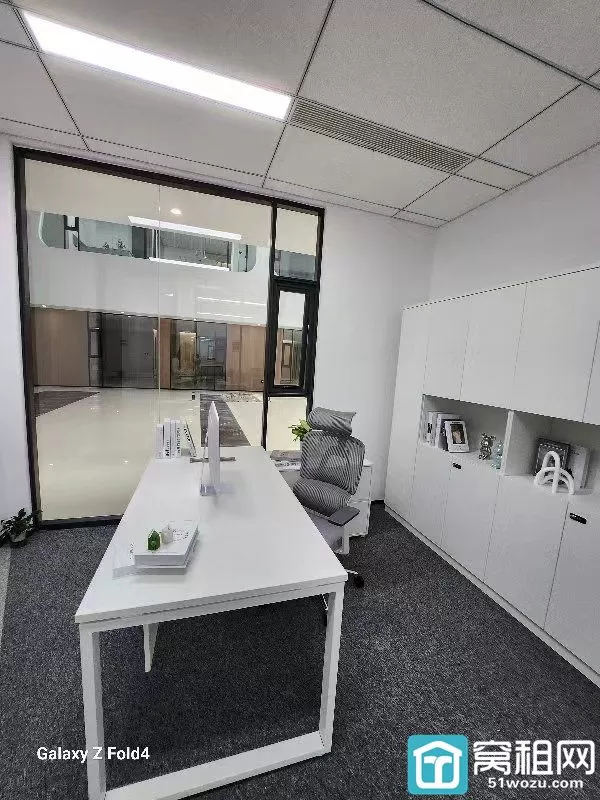 宁波5号线地铁口宁兴国贸大厦61平一个隔间全套家具出租