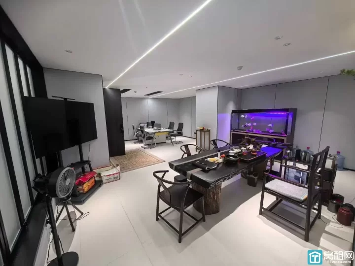 钱湖天地5楼180平，精装修带家具，7500元/月