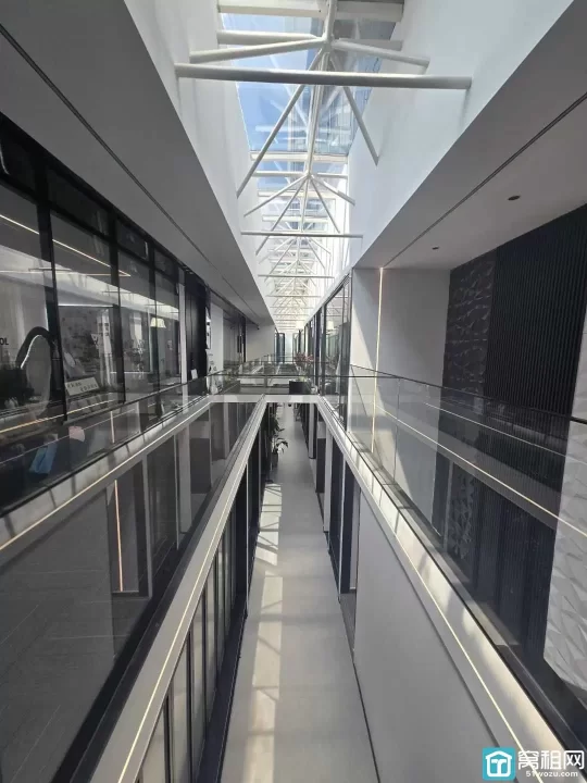 钱湖天地5楼180平，精装修带家具，7500元/月