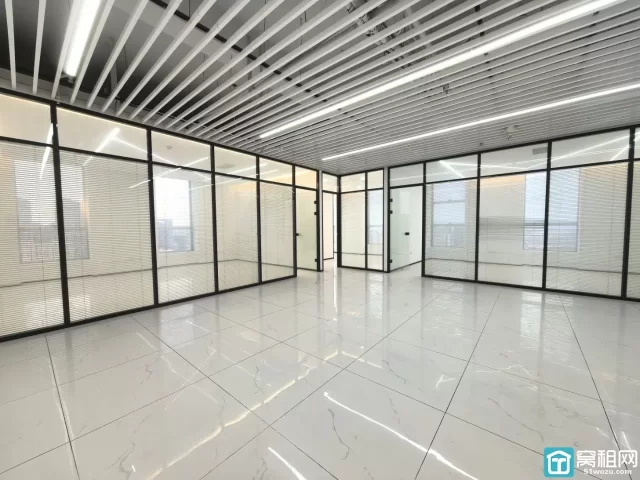 房东出租万达旁写字楼汇合大厦 精装190平，西南采光 3隔间 8500月