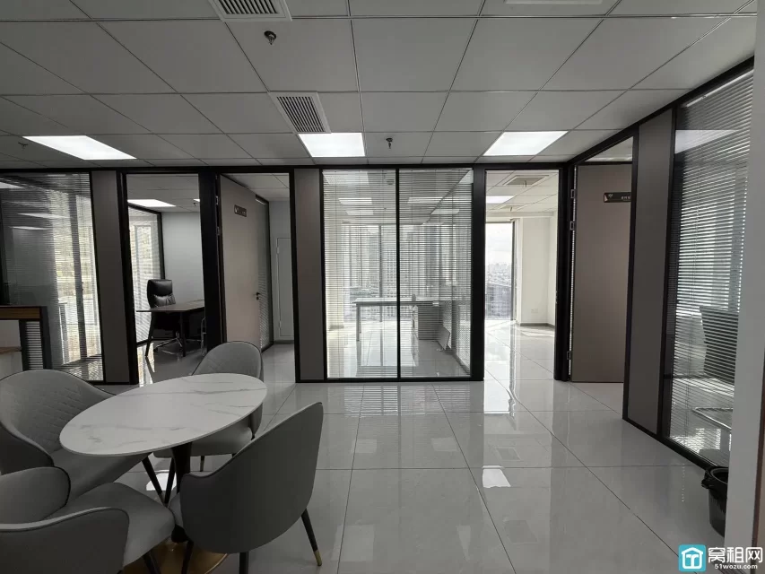 海曙5A写字楼银亿环球中心办公室240平，落地窗三面采光，带上下水