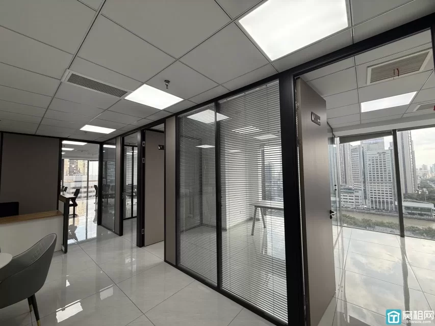 海曙5A写字楼银亿环球中心办公室240平，落地窗三面采光，带上下水