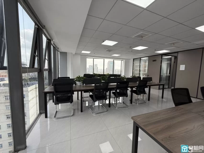 海曙5A写字楼银亿环球中心办公室240平，落地窗三面采光，带上下水