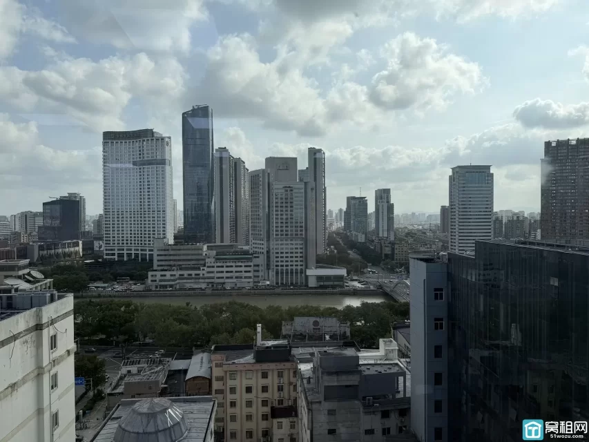 海曙5A写字楼银亿环球中心办公室240平，落地窗三面采光，带上下水