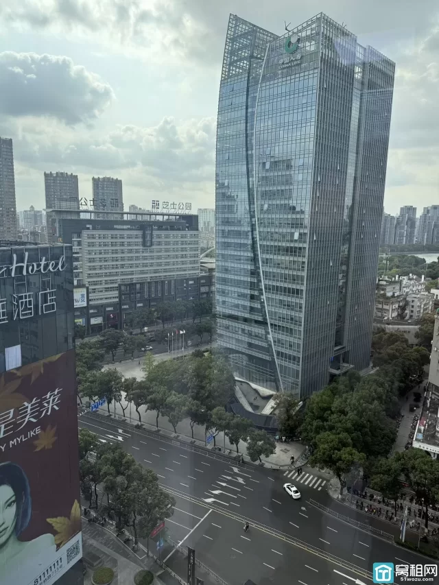 海曙5A写字楼银亿环球中心办公室240平，落地窗三面采光，带上下水