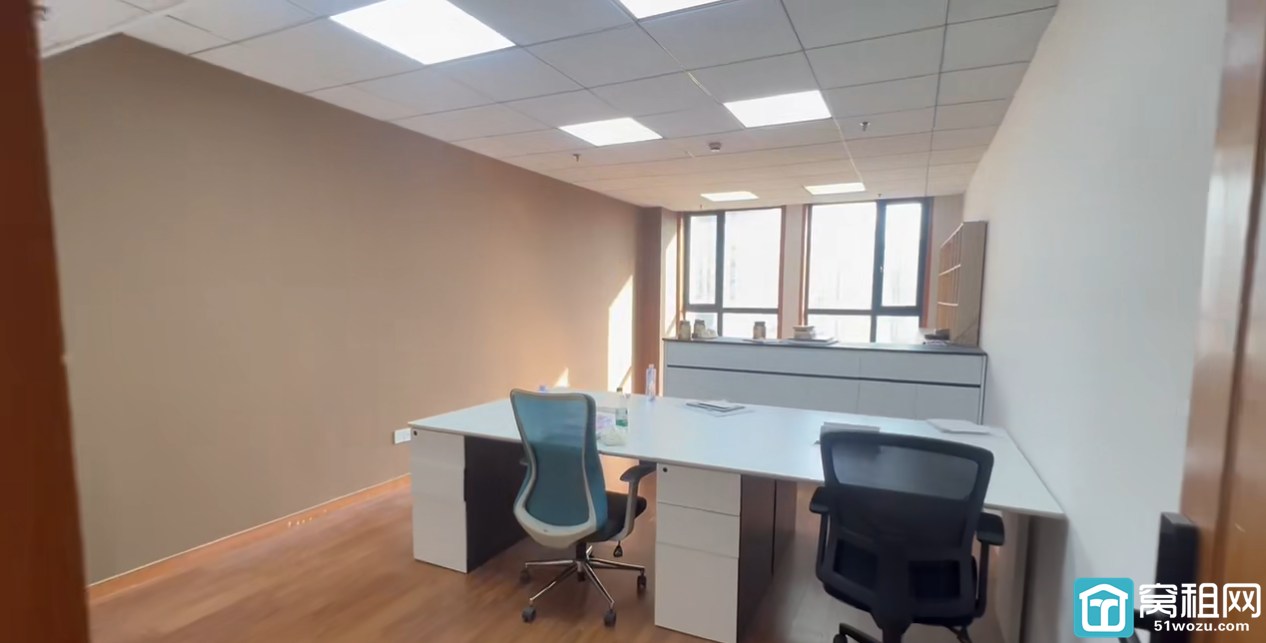 沧海大厦50平朝东，朝向好，装修干净，户型方正，年租金25550元