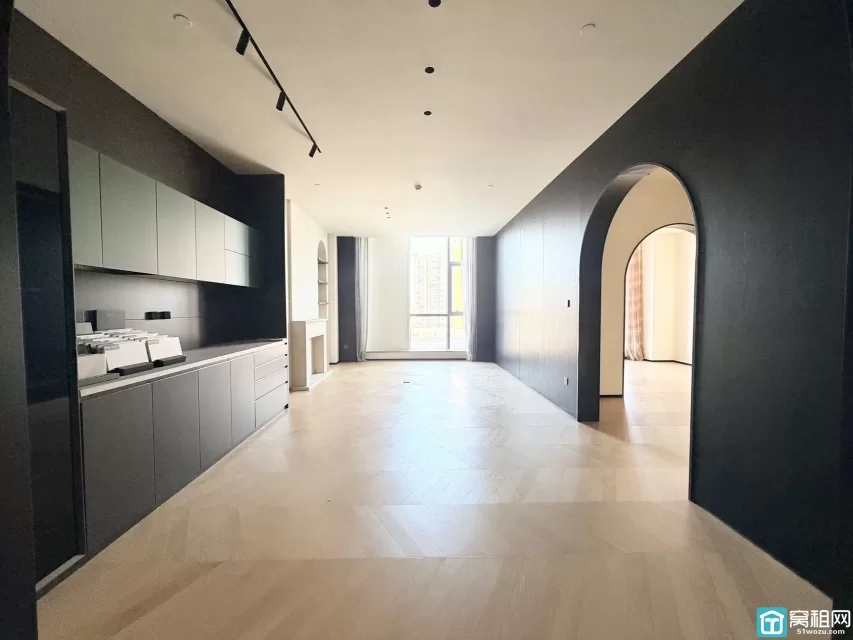 鄞州区钟公庙街道恒凯中心面积145平，朝东，精装修，适合直播，美容，设计等公司