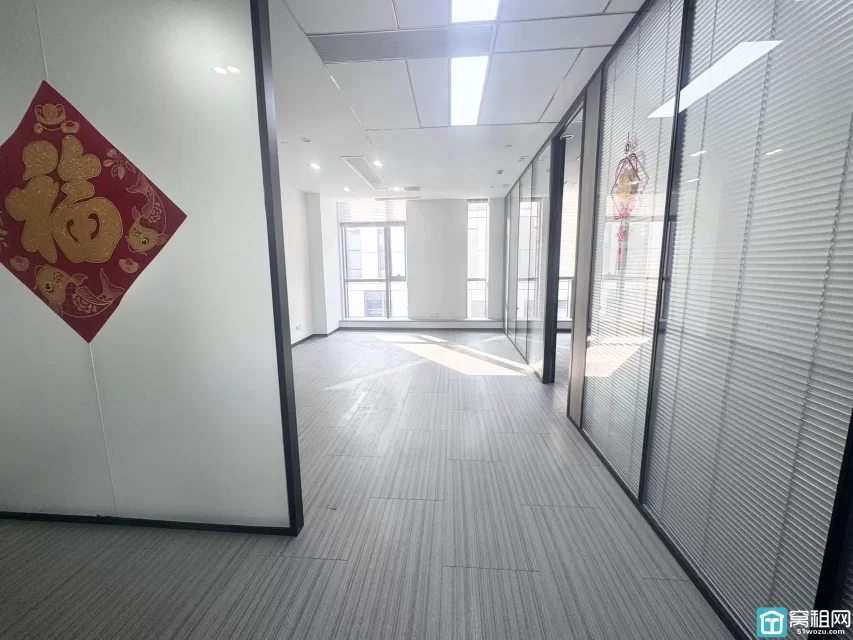 出租鄞州万达附近写字楼户型方正面积145平，西北朝向，精装三隔间