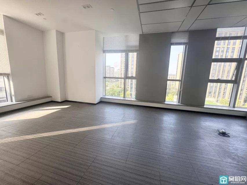 出租鄞州万达附近写字楼户型方正面积145平，西北朝向，精装三隔间