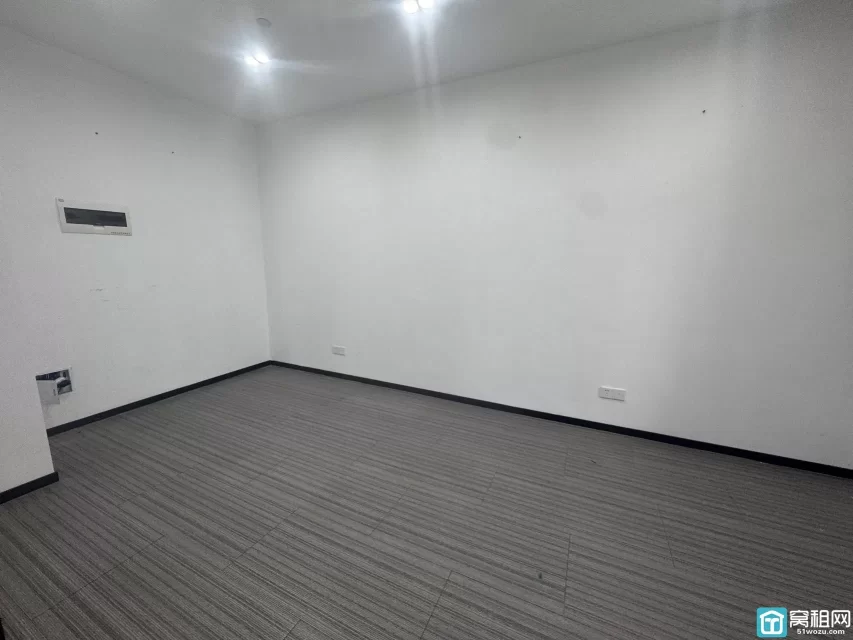 出租鄞州万达附近写字楼户型方正面积145平，西北朝向，精装三隔间