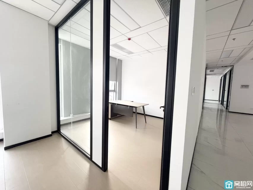 鄞州区落地窗风景好，朝南精装修，8个隔间，面积524平方，适合直播、美容、企业总部办公等