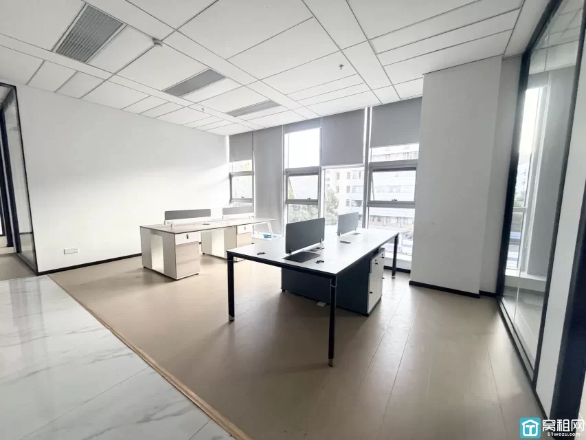 鄞州区落地窗风景好，朝南精装修，8个隔间，面积524平方，适合直播、美容、企业总部办公等