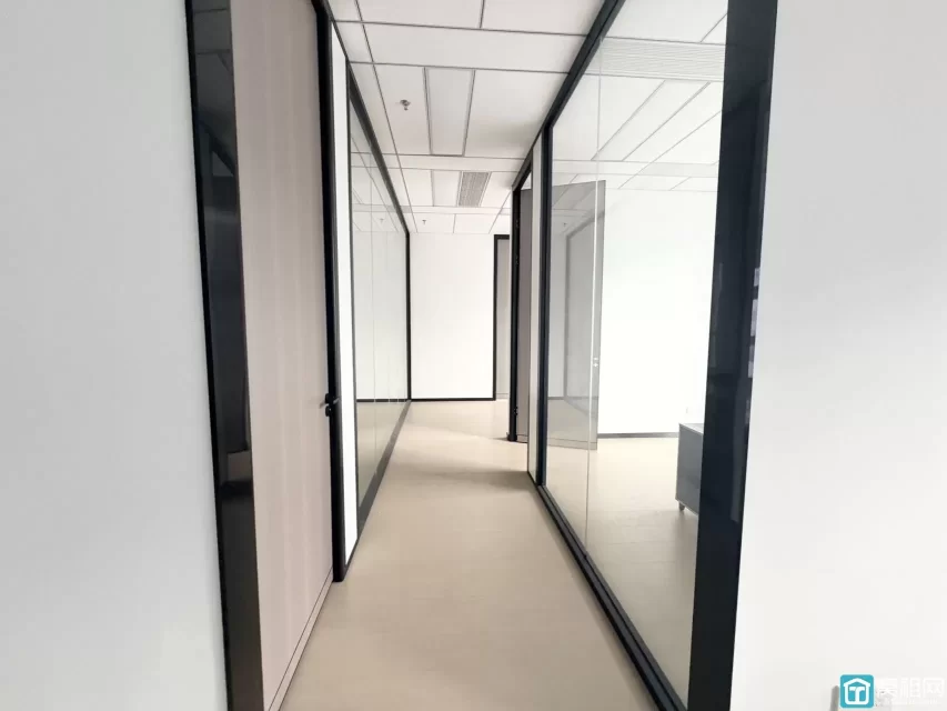 鄞州区落地窗风景好，朝南精装修，8个隔间，面积524平方，适合直播、美容、企业总部办公等