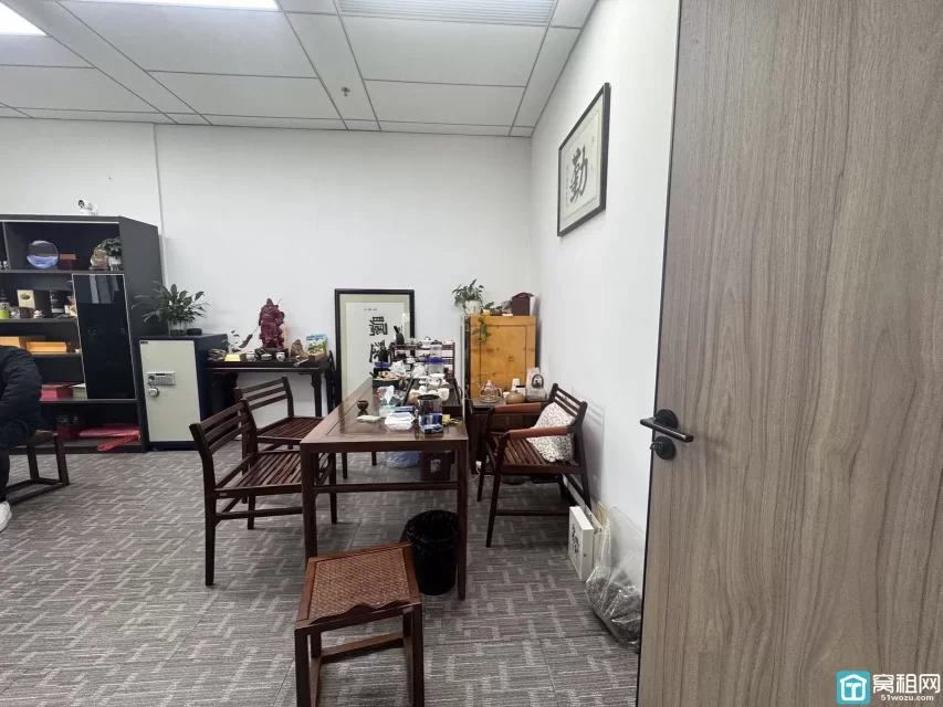 鄞州区万达核心商圈恒凯中心大厦210平，西南朝向，精装4个隔间