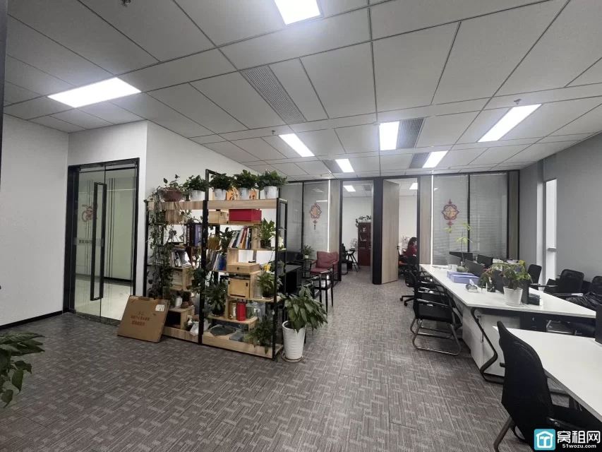 鄞州区万达核心商圈恒凯中心大厦210平，西南朝向，精装4个隔间