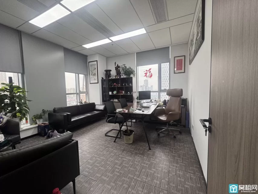 鄞州区万达核心商圈恒凯中心大厦210平，西南朝向，精装4个隔间