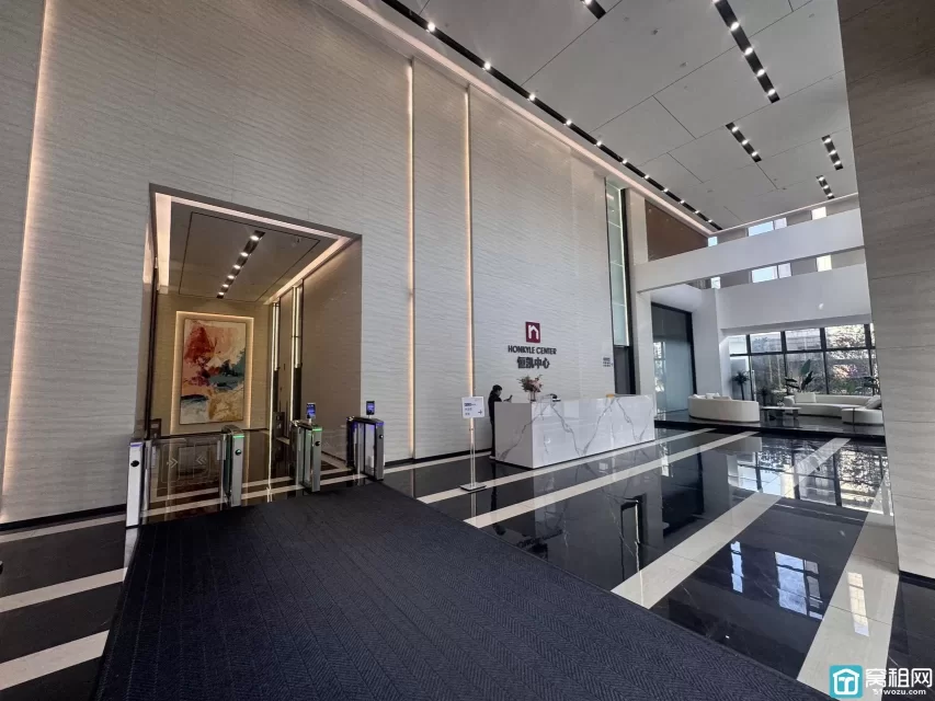 鄞州区万达核心商圈恒凯中心大厦210平，西南朝向，精装4个隔间