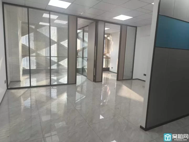 南部商务区电梯口位置 南洋大厦95平精装两个隔间3700/月随时可以入住