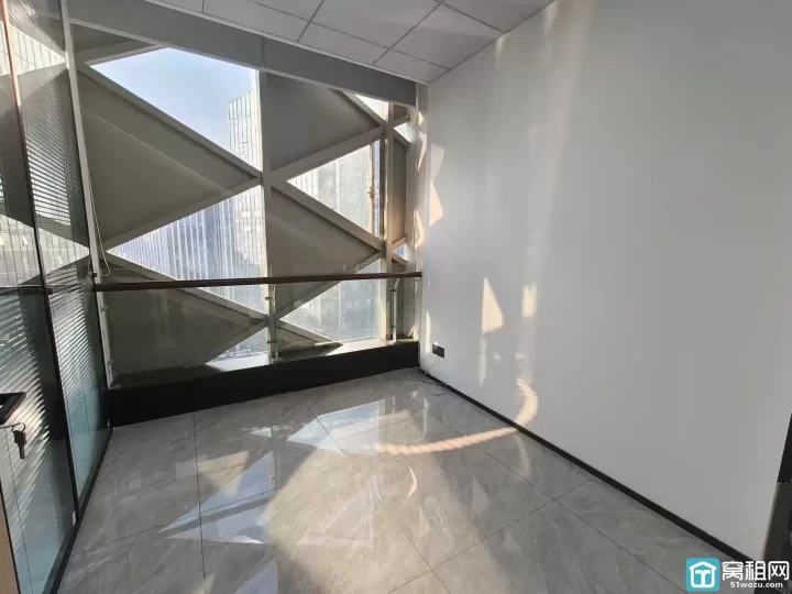 南部商务区电梯口位置 南洋大厦95平精装两个隔间3700/月随时可以入住