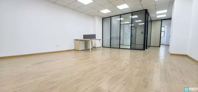 宁波南部CBD核心位置145㎡精装写字楼，地铁口+现成格局出租