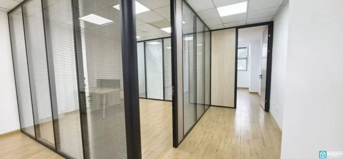 宁波南部CBD核心位置145㎡精装写字楼，地铁口+现成格局出租