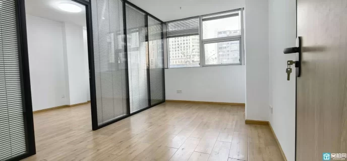 宁波南部CBD核心位置145㎡精装写字楼，地铁口+现成格局出租