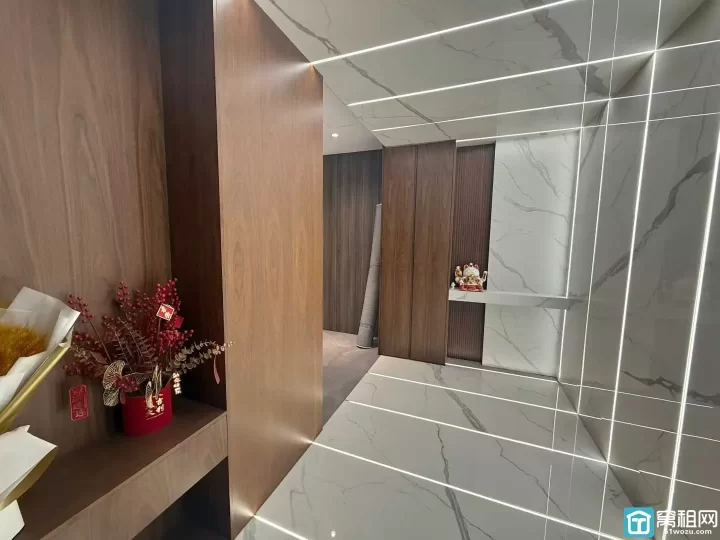 和荣大厦面积133平方，单价1.57元，一年房租76100元